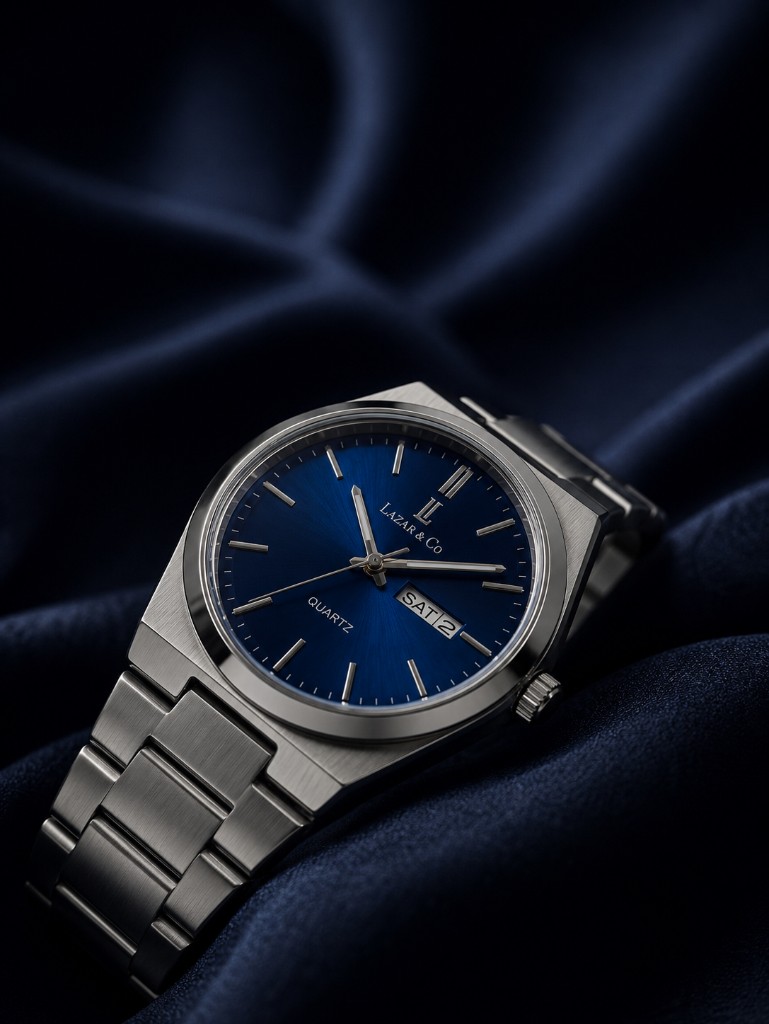 Montre Lazar & Co, cadran bleu soleil sur satin